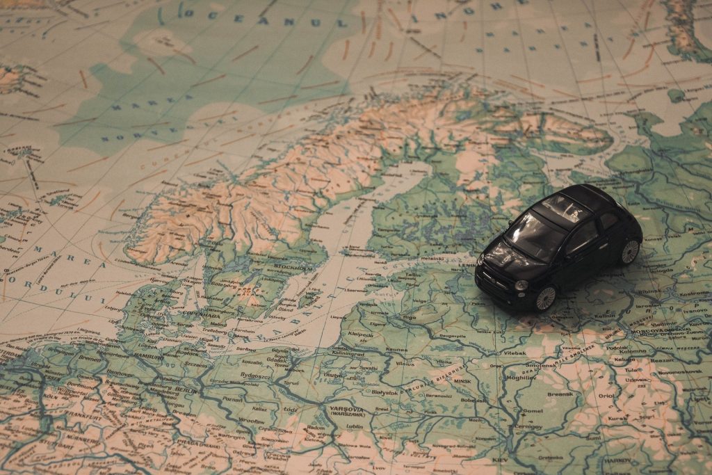 Bilmodel og et verdenskort